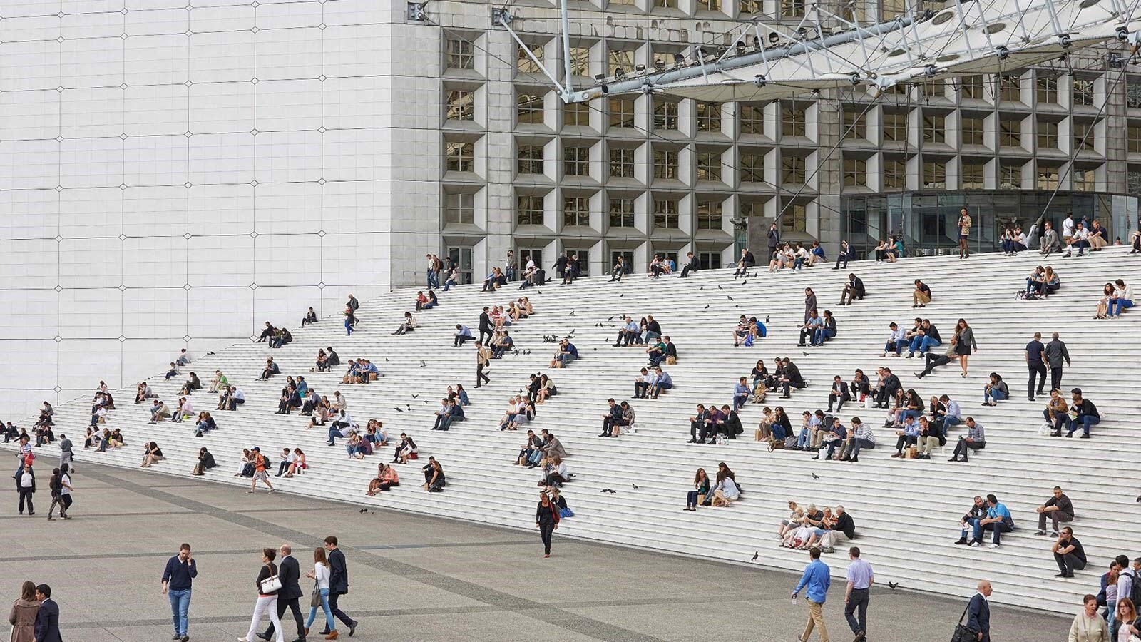 plusieurs personnes assisent sur des escaliers