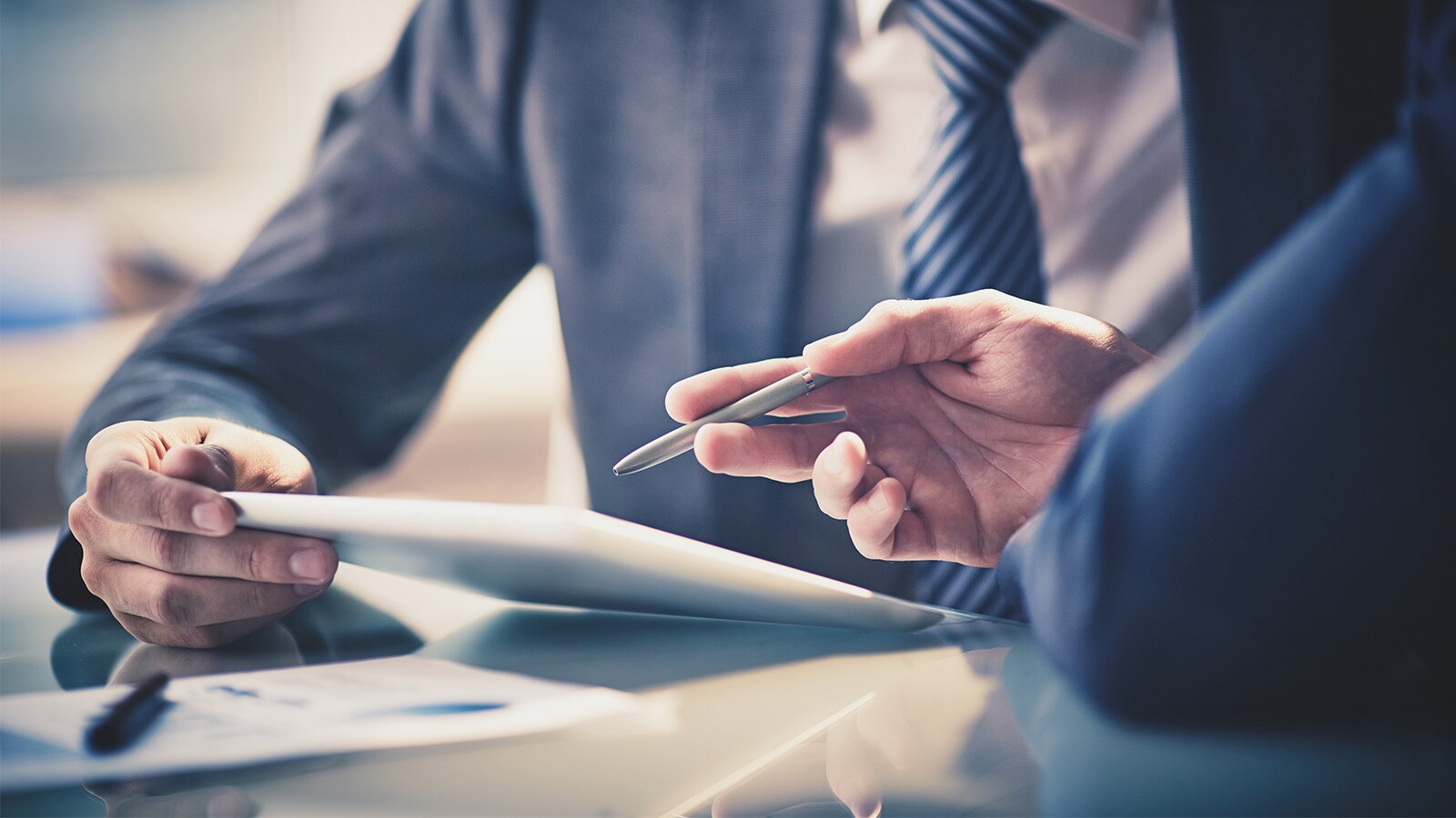 deux personnes qui regardent une tablette