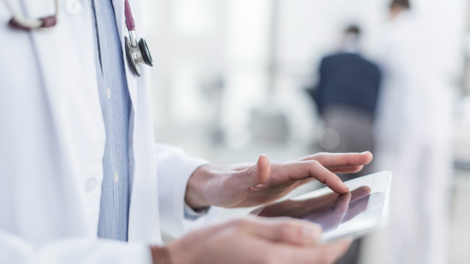 Un médecin qui regarde un logiciel de santé sur une tablette